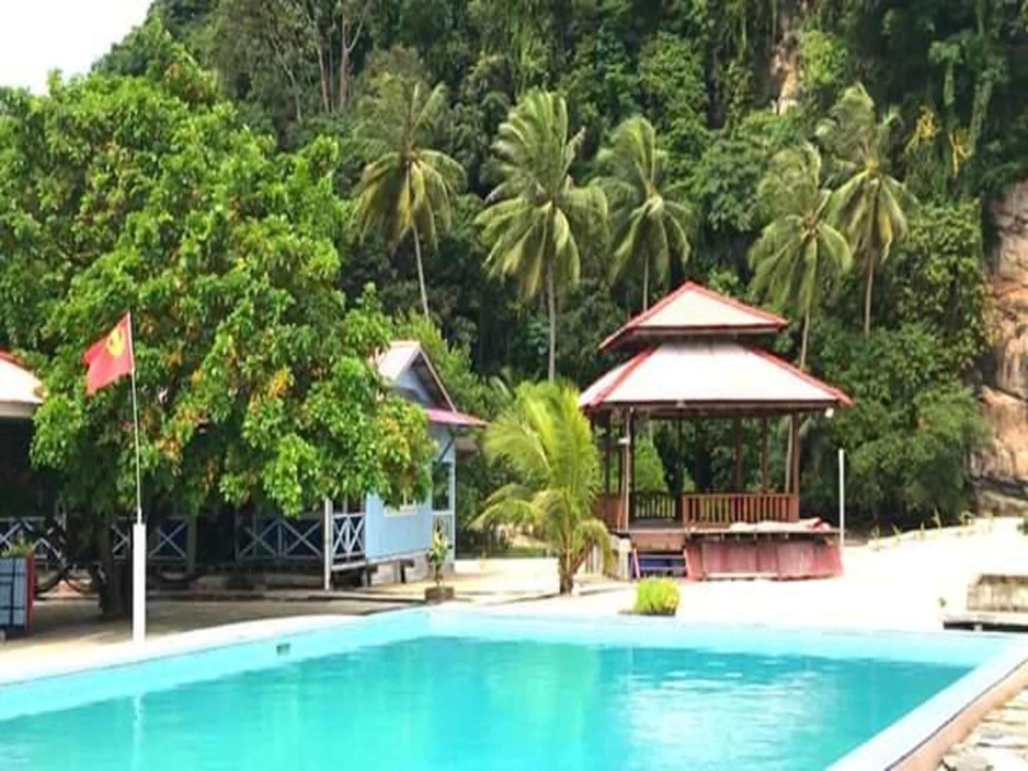 Capital O 91017 Tuba Beach Resort @ Pulau Tuba Kuah Exterior photo