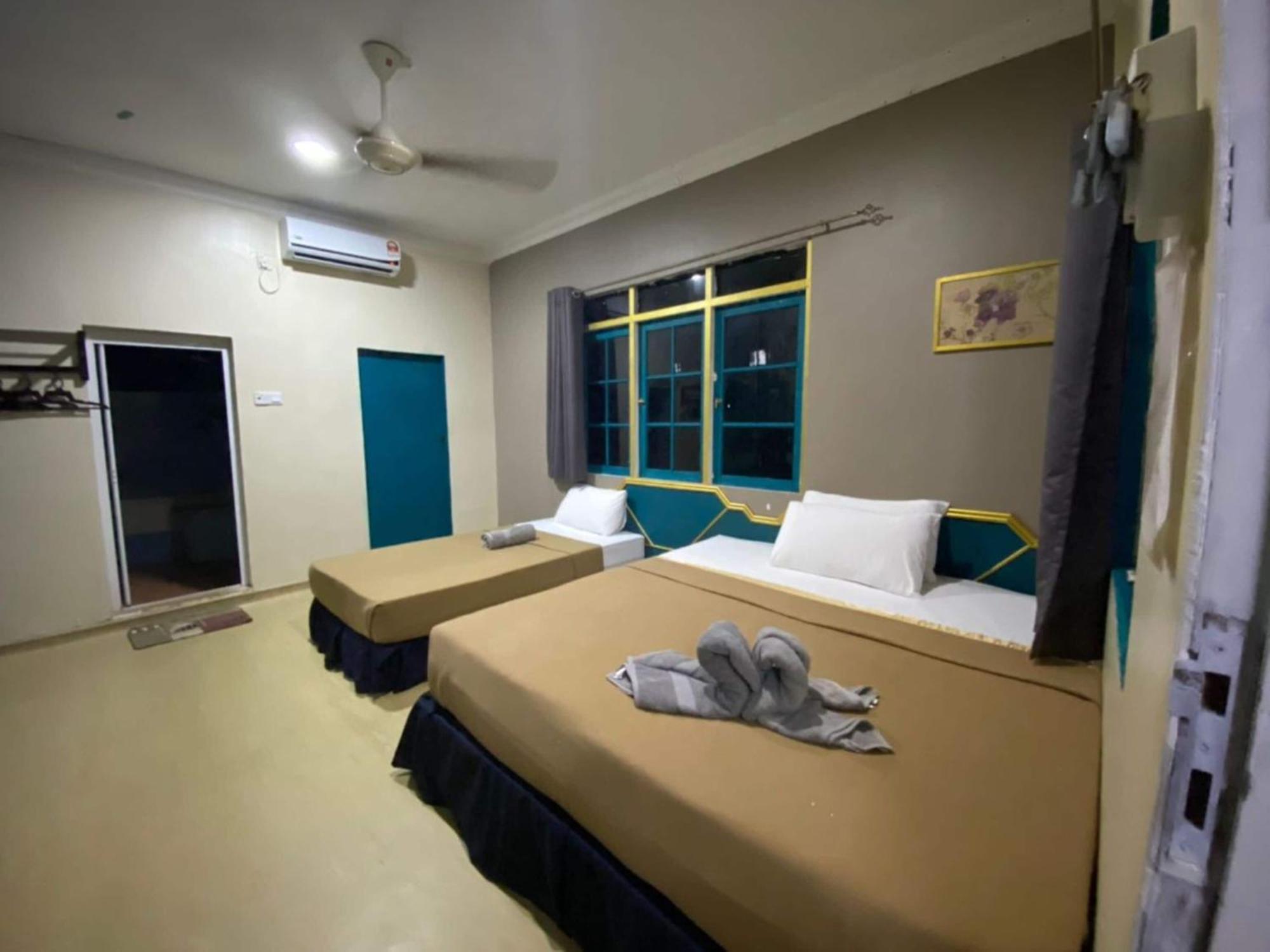 Capital O 91017 Tuba Beach Resort @ Pulau Tuba Kuah Exterior photo
