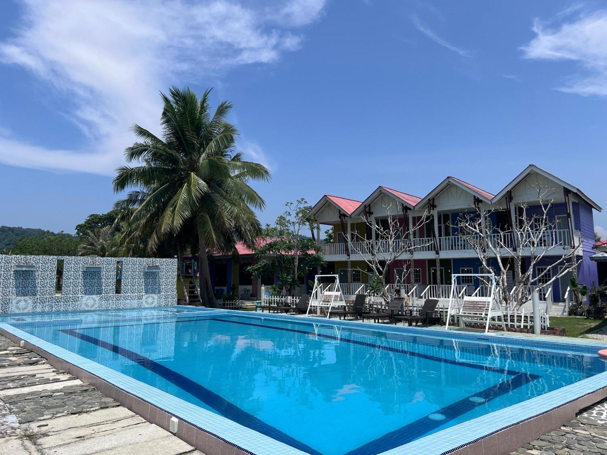 Capital O 91017 Tuba Beach Resort @ Pulau Tuba Kuah Exterior photo