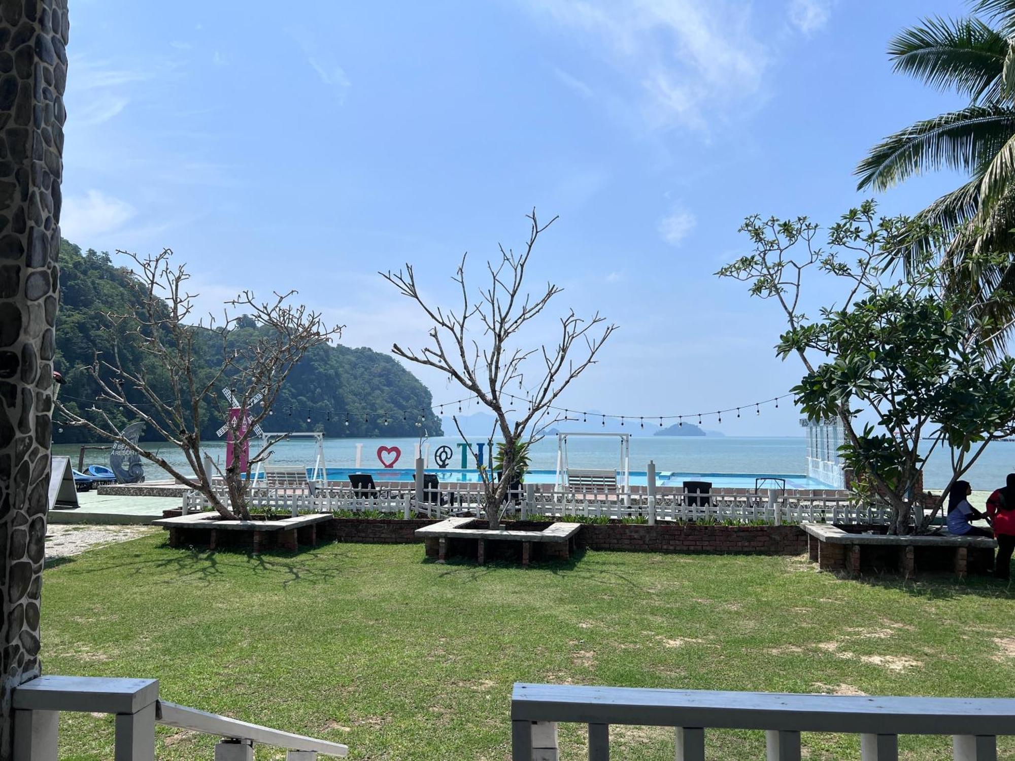 Capital O 91017 Tuba Beach Resort @ Pulau Tuba Kuah Exterior photo